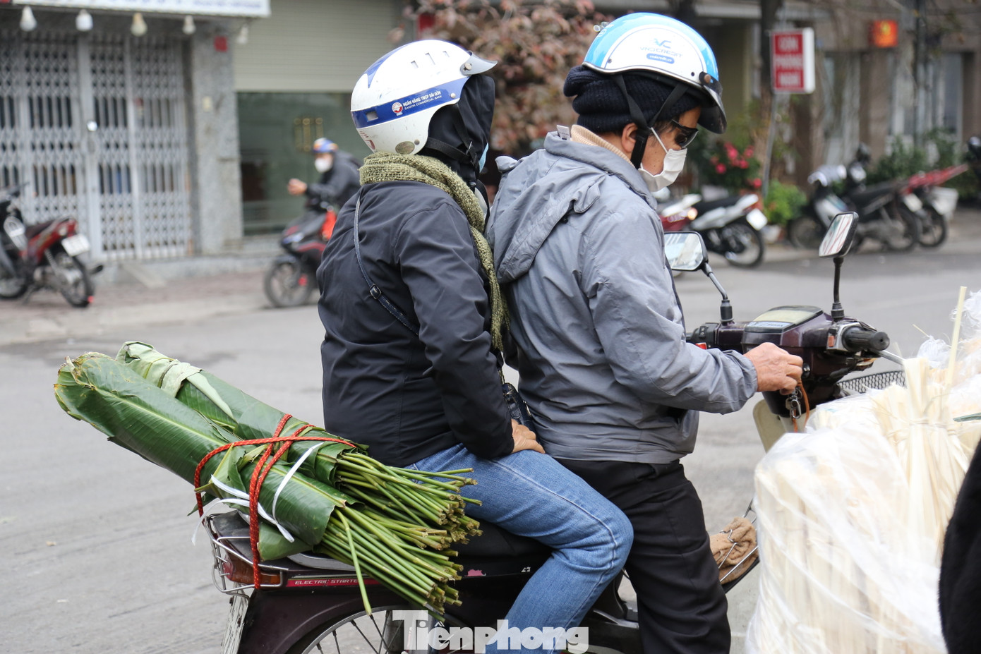Những bó lá dong được buộc sau xe sẵn sàng đưa vị Tết tới từng nhà.
