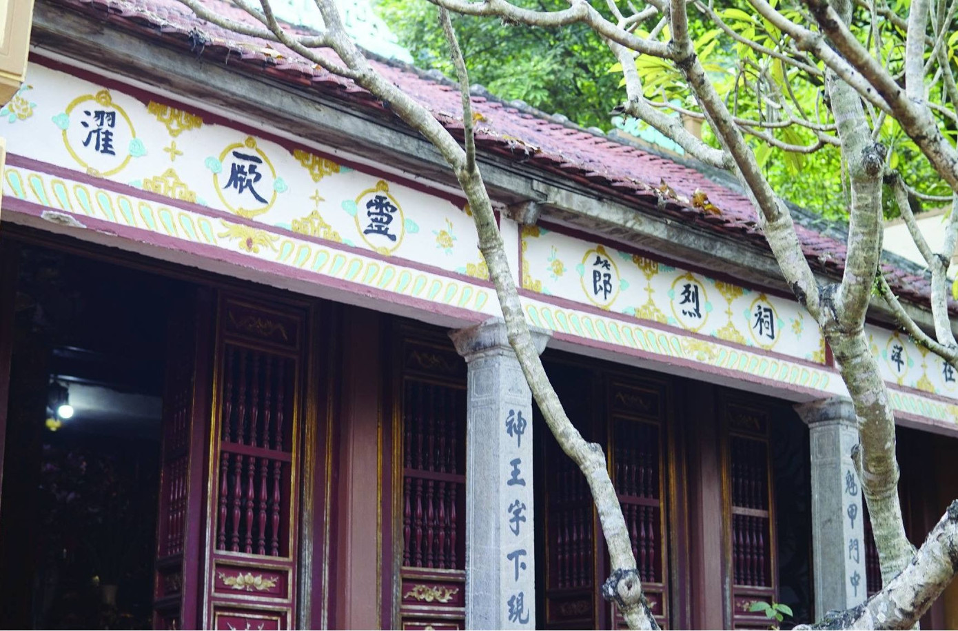 Sau đó Quận Kế (Phan Văn Ngạn) dùng mưu hãm hại cha bà để đoạt chức trấn thủ Trường Yên và hại chết Quận Mỹ để chiếm đoạt bà Nguyễn Thị Niên. Bà giả vờ ưng thuận, chuốc rượu say rồi chặt đầu Quận Kế trả thù cho cha và chồng. Sau đó bà nhảy xuống sông Hoàng Long tự vẫn.