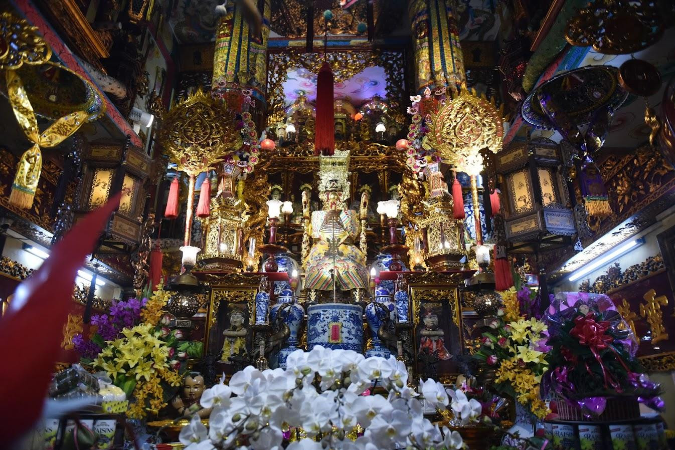 Trong đền có 37 pho tượng lớn nhỏ , 2 bộ kiệu ngọc và kiệu võng để rước Mẫu. Ngày lễ lớn của đền là ngày 12/2 âm lịch hàng năm.