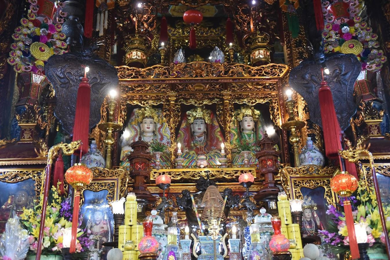 Đền Hàng Bạc phụng thờ Thánh Mẫu Bạch Hoa công chúa, phối thờ chư vị Tiên Thánh trong đạo Tứ phủ, chư vị Thánh Mẫu và hội đồng các quan trong Tứ Phủ.