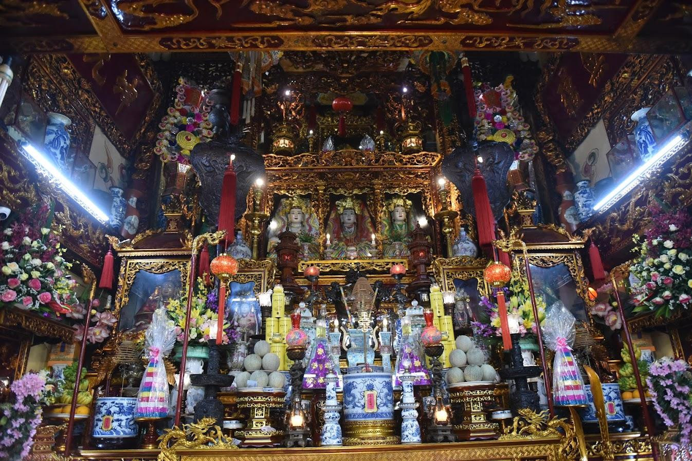 Trong đền hiện còn lưu giữ được 8 tấm bia cổ thời Nguyễn, 1 tấm văn khắc trên gỗ gắn trên đỉnh cao nhất của ngôi đền từ thời Thành Thái (1889) nói về việc trùng tu ngôi đền năm Bính Thân (1896) , 5 tấm hoành phi cổ , 1 quả chuông đồng nặng 50kg ...