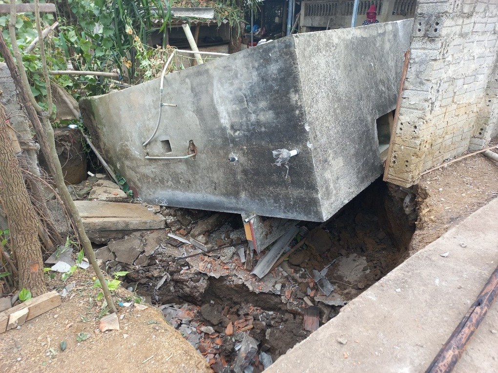 Hình ảnh hố "tử thần" xuất hiện tại một nhà người dân ở xã Chiềng Sung (Ảnh cắt từ clip). Hình ảnh hố "tử thần" xuất hiện tại một nhà người dân ở xã Chiềng Sung (Ảnh cắt từ clip).