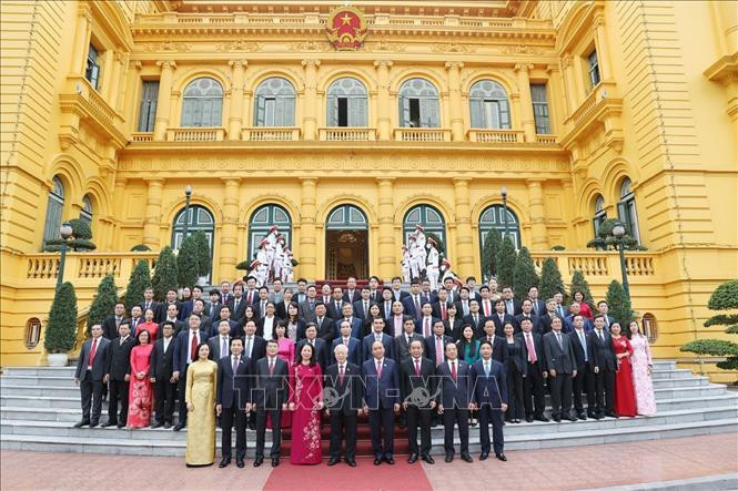 Tổng Bí thư Nguyễn Phú Trọng và Chủ tịch nước Nguyễn Xuân Phúc cùng các đồng chí lãnh đạo Đảng, Nhà nước chụp ảnh chung với cán bộ, công chức, viên chức và người lao động Văn phòng Chủ tịch nước. Ảnh: Trí Dũng/TTXVN