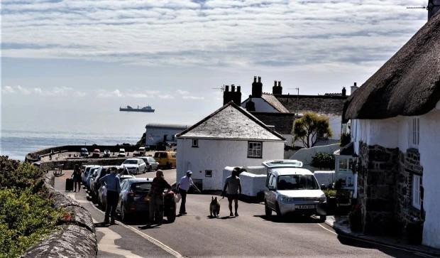 Bức ảnh đáng kinh ngạc đã được nhiếp ảnh gia Martin Stroud chụp được khi anh đang đi dạo qua ngôi làng. Bức ảnh đáng kinh ngạc đã được nhiếp ảnh gia Martin Stroud chụp được khi anh đang đi dạo qua ngôi làng.