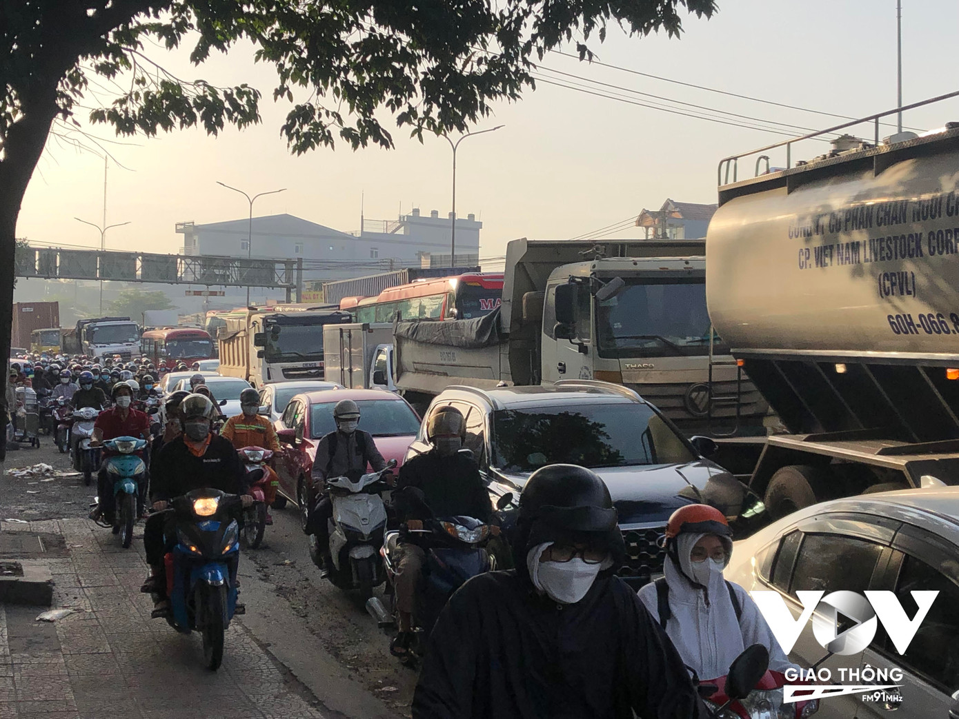 Sau tiếng động lớn, xe khách nằm toác đầu trên lan can hầm chui ảnh 4 Sau tiếng động lớn, xe khách nằm toác đầu trên lan can hầm chui ảnh 4