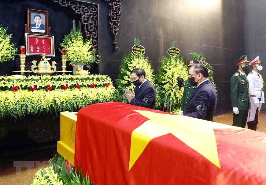 Đoàn các đồng chí lãnh đạo Đảng, Nhà nước do Thủ tướng Chính phủ Phạm Minh Chính dẫn đầu viếng nguyên Phó Thủ tướng Chính phủ Nguyễn Côn (Ảnh: Phạm Kiên – TTXVN)