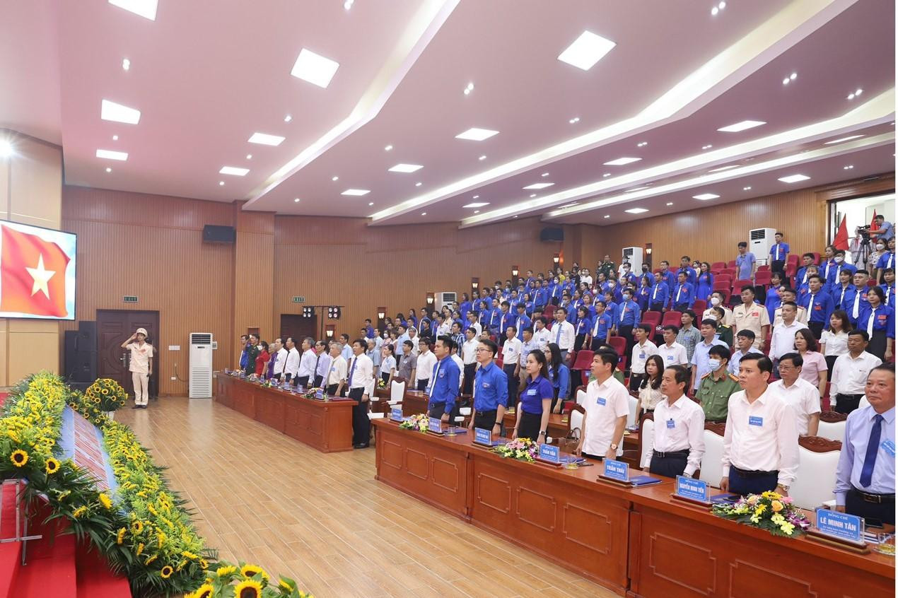 Các đại biểu dự đại hội làm lễ chào cờ Các đại biểu dự đại hội làm lễ chào cờ