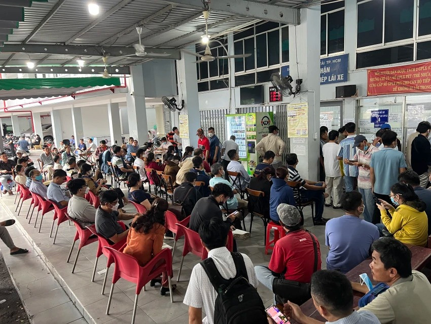 Khu vực được bố trí khá nhiều dãy ghế nhưng không đủ cho người dân ngồi. Ảnh: TN