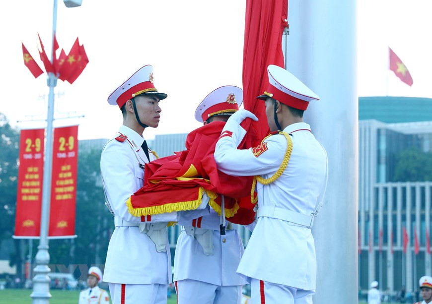 Các chiến sỹ tiêu binh thực hiện từng động tác chuẩn xác và trang nghiêm. (Ảnh: Phạm Kiên/TTXVN)