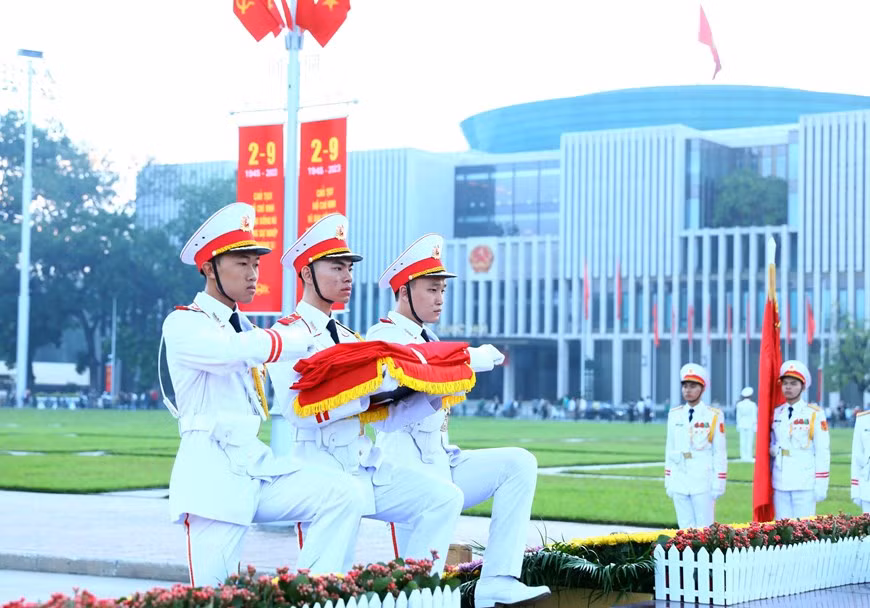 Các chiến sỹ mang Quốc kỳ chuẩn bị thực hiện Nghi lễ Thượng cờ. (Ảnh: Phạm Kiên/TTXVN) Các chiến sỹ mang Quốc kỳ chuẩn bị thực hiện Nghi lễ Thượng cờ. (Ảnh: Phạm Kiên/TTXVN)