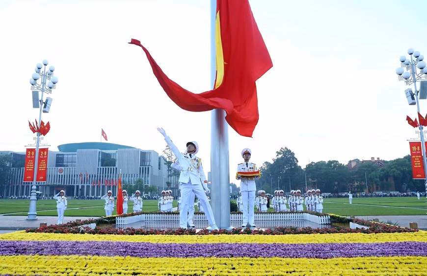 Khi Quốc ca vang lên, cũng là lúc lá cờ Tổ quốc tung bay trên Quảng trường Ba Đình lịch sử. (Ảnh: Phạm Kiên/TTXVN) Khi Quốc ca vang lên, cũng là lúc lá cờ Tổ quốc tung bay trên Quảng trường Ba Đình lịch sử. (Ảnh: Phạm Kiên/TTXVN)