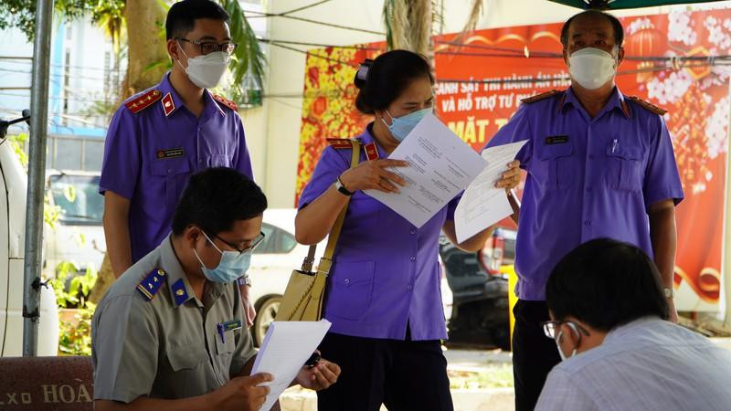 Đại diện VKSND TP.HCM tại buổi tiêu hủy. Ảnh: CẨM TÚ Đại diện VKSND TP.HCM tại buổi tiêu hủy. Ảnh: CẨM TÚ