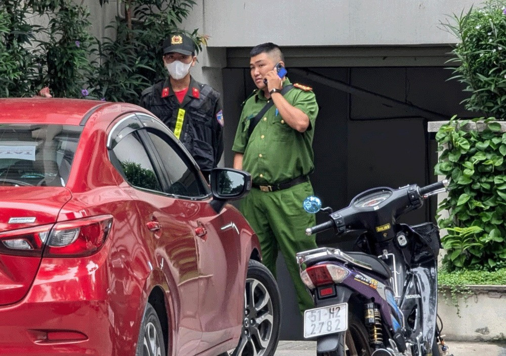 Cảnh sát xuất hiện trước nhà bà Loan lúc hơn 9h sáng nay. Ảnh: N.L Cảnh sát xuất hiện trước nhà bà Loan lúc hơn 9h sáng nay. Ảnh: N.L