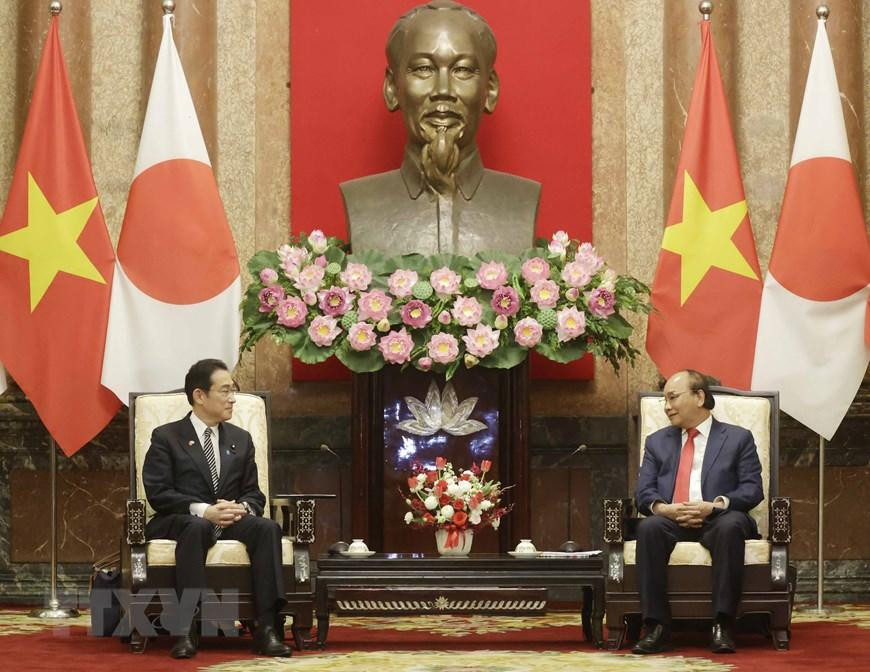 Chủ tịch nước Nguyễn Xuân Phúc tiếp Thủ tướng Nhật Bản Kishida Fumio đang có chuyến thăm chính thức Việt Nam. (Ảnh: Thống Nhất/TTXVN)