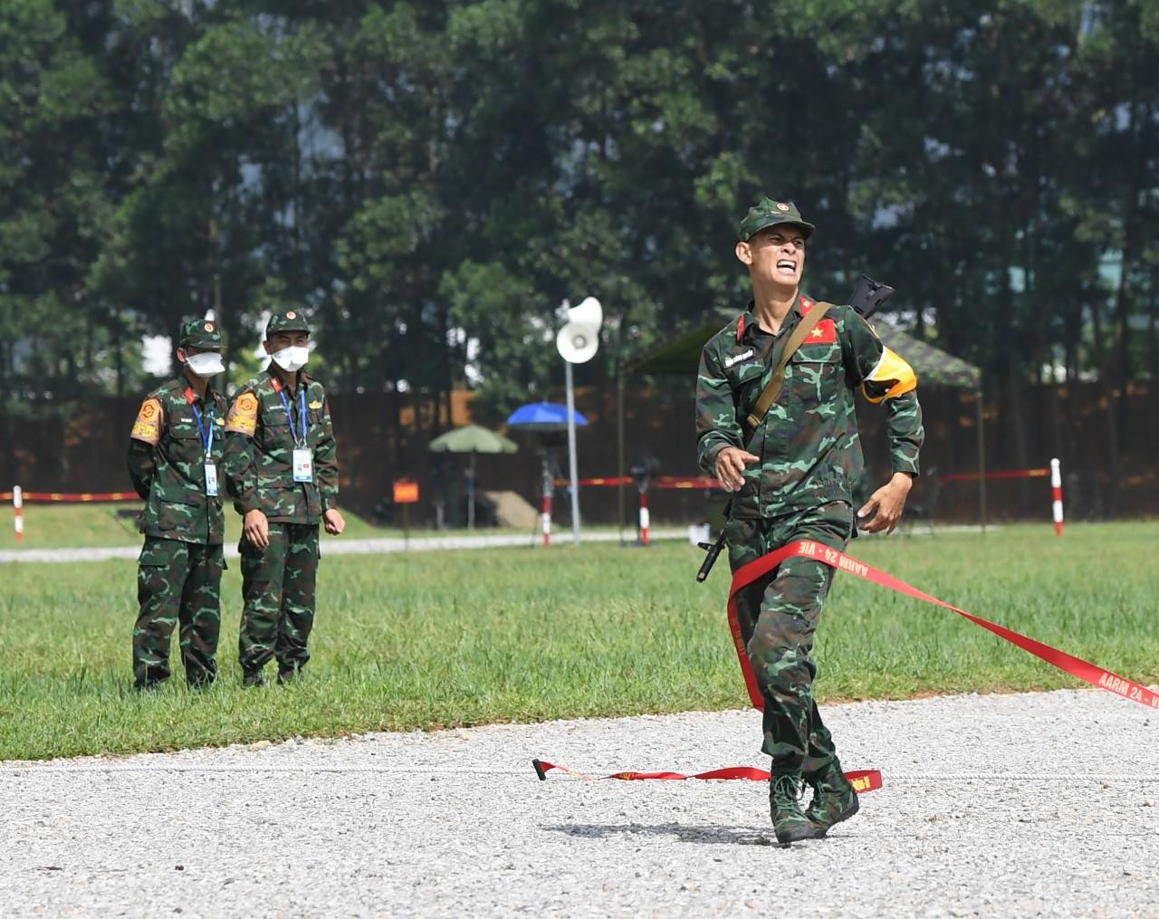 VĐV của đội tuyển Việt Nam về đích. Ảnh: Phú Sơn
