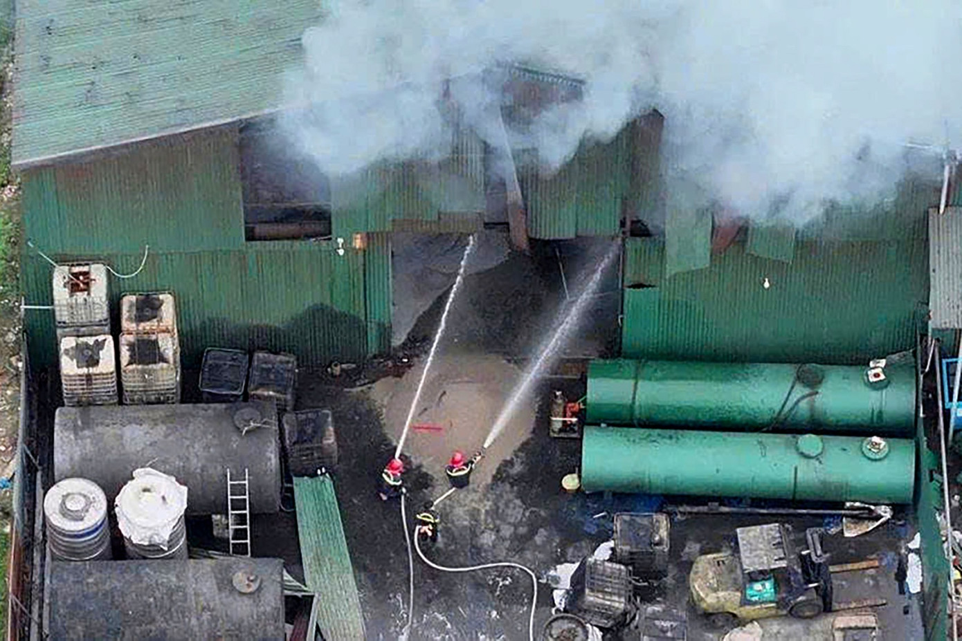 Ngọn lửa vẫn âm ỉ, có thể bùng phát trở lại bất cứ lúc nào. Ảnh: Lê Trường