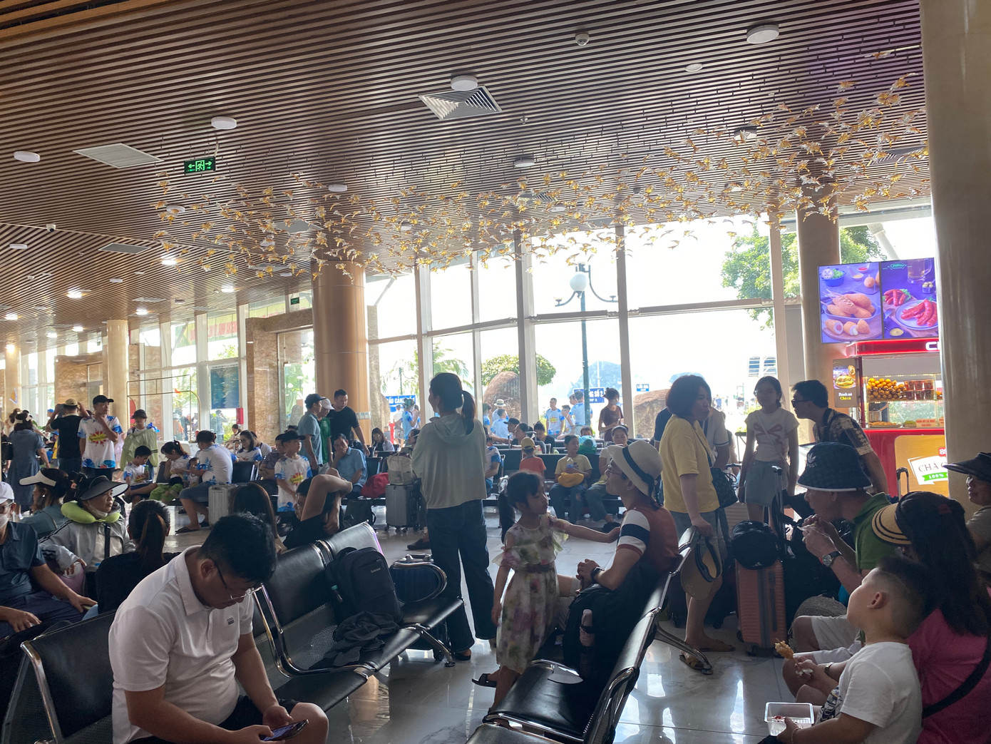 Nhiều du khách rời Cô Tô sớm hơn dự kiến vì bão đổ bộ.