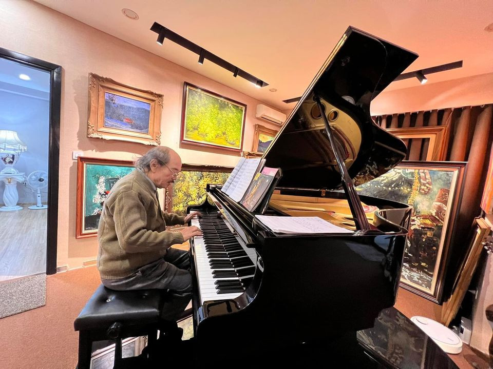 Học trò Nguyễn Văn Hiếu của một lớp Piano.