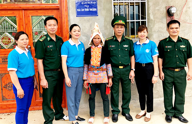 Đại diện lãnh đạo Hội LHPN và Bộ Chỉ huy BĐBP Lai Châu tặng nhà “Mái ấm tình thương” cho gia đình hội viên Hội LHPN xã Sì Lở Lầu, huyện Phong Thổ (ảnh chụp trước thời điểm dịch Covid-19 bùng phát). Ảnh: Giàng Thị Nghĩa Đại diện lãnh đạo Hội LHPN và Bộ Chỉ huy BĐBP Lai Châu tặng nhà “Mái ấm tình thương” cho gia đình hội viên Hội LHPN xã Sì Lở Lầu, huyện Phong Thổ (ảnh chụp trước thời điểm dịch Covid-19 bùng phát). Ảnh: Giàng Thị Nghĩa