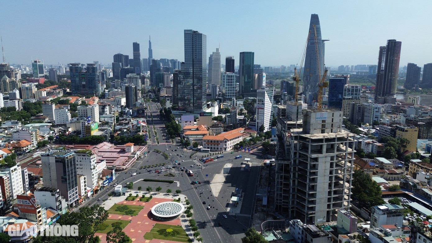 Sau khi chỉnh trang, cảnh quan trước chợ Bến Thành rộng 45.000m2, chia làm 4 vùng, bao gồm quảng trường và các đường, vỉa hè, công trình gắn với quảng trường.