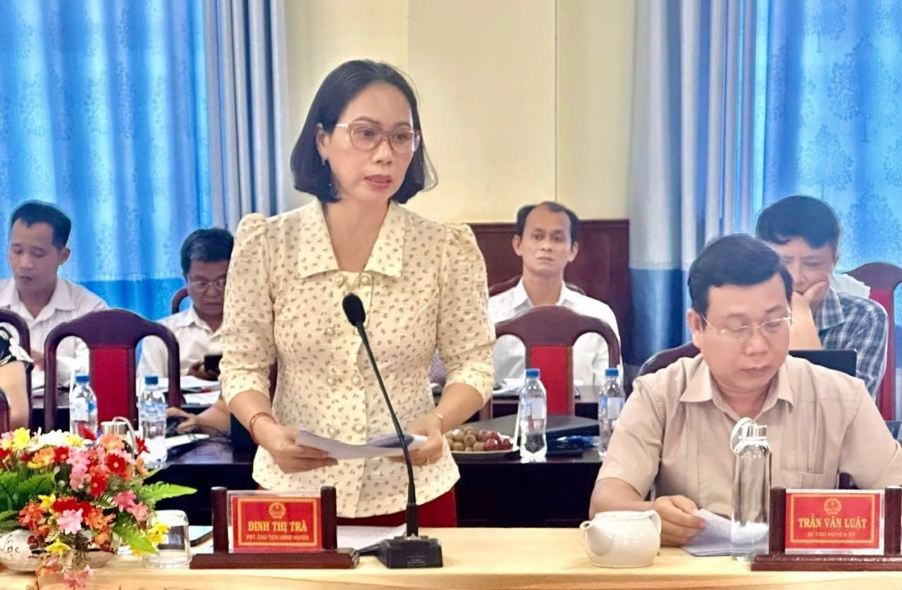 Chủ tịch UBND huyện Sơn Hà Đinh Thị Trà báo cáo công tác giảm nghèo cho người có công với cách mạng trên địa bàn tại buổi làm việc.