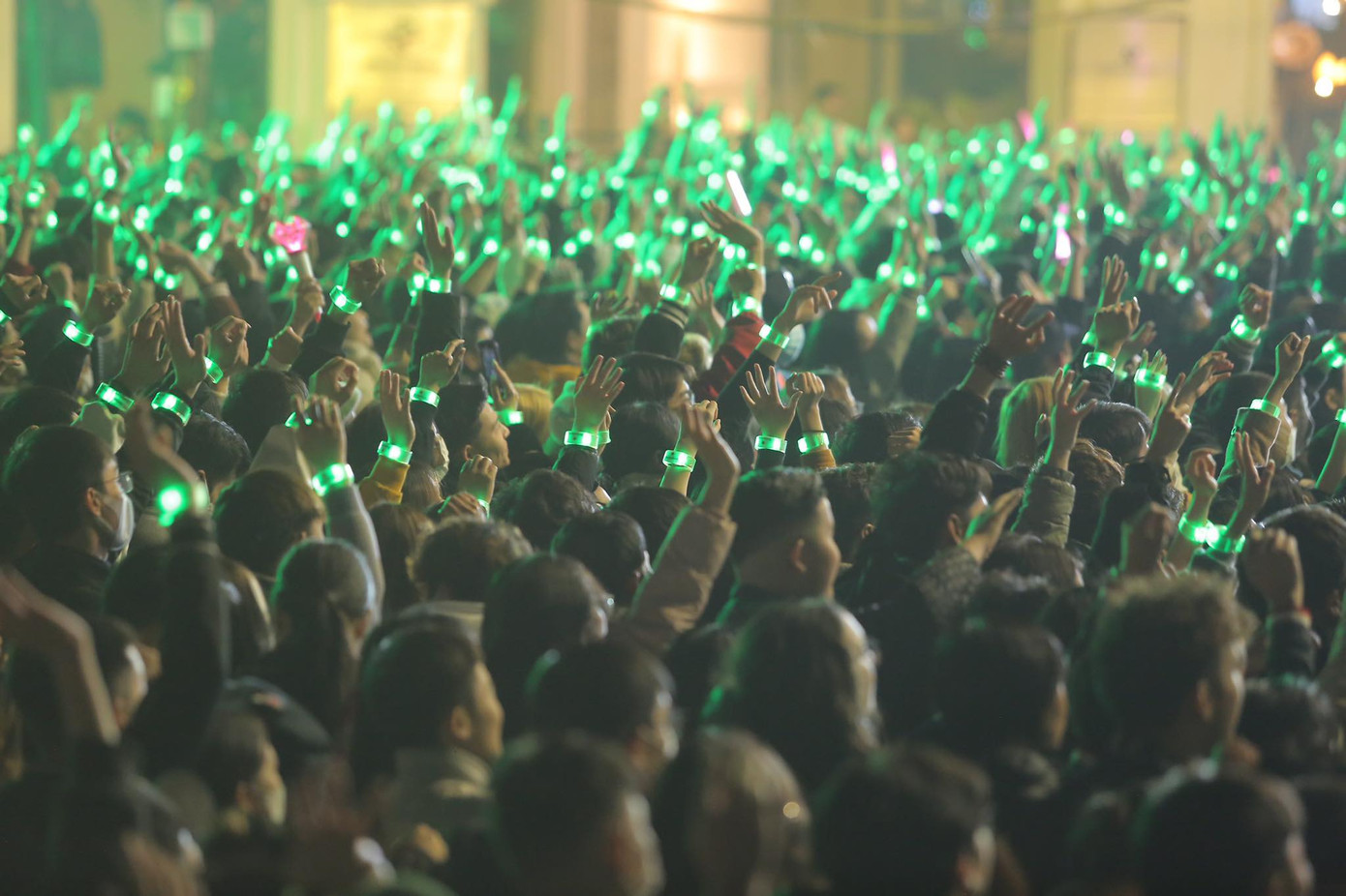 Tại điểm countdown đếm ngược này, người dân Thủ đô "chen chân" lên các lối đi