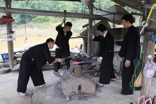 Giới thiệu, trình diễn nghề Rèn Phúc Sen tỉnh Cao Bằng sẽ đem đến cho du khách trải nghiệm quy trình rèn thủ công phải qua nhiều công đoạn