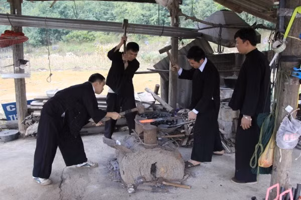 Giới thiệu, trình diễn nghề Rèn Phúc Sen tỉnh Cao Bằng sẽ đem đến cho du khách trải nghiệm quy trình rèn thủ công phải qua nhiều công đoạn