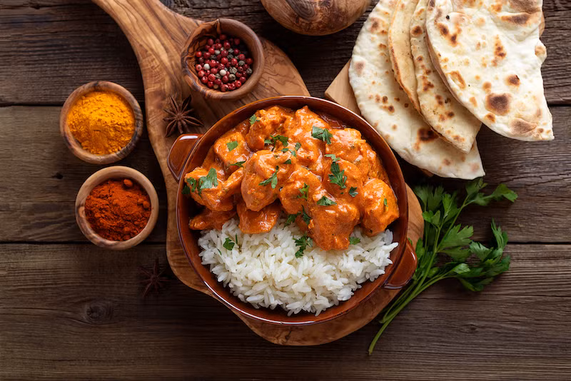 Món Tikka Masala thường được ăn kèm với cơm và bánh mì naan đặc sản của Ấn Độ. Ảnh: St.