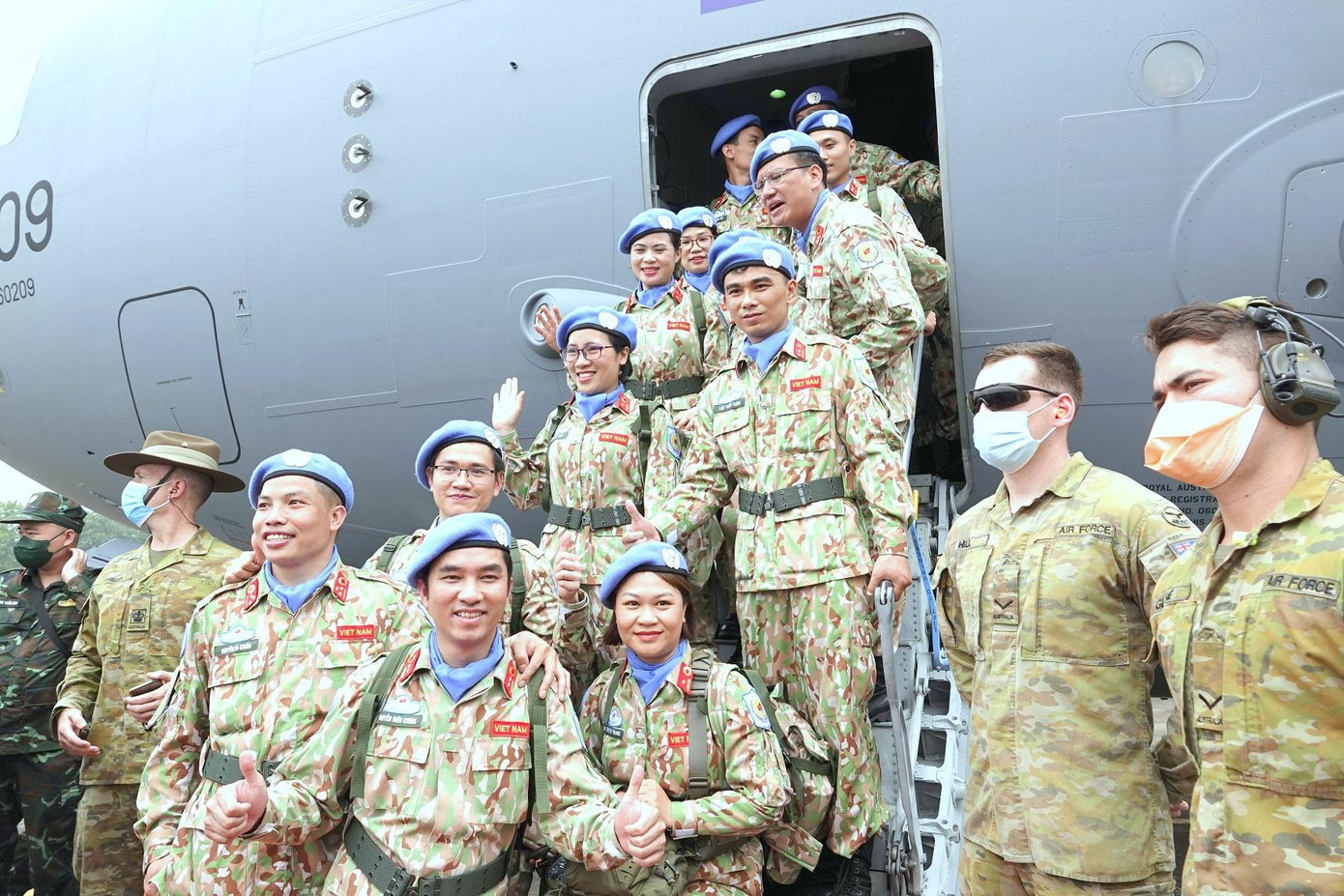 Cán bộ, ĐVTN Bệnh viện TƯQĐ 108 và các đơn vị Quân đội tham gia đội hình Bệnh viện dã chiến cấp 2 số 4 và Đội Công binh số 1 đi làm nhiệm vụ gìn giữ hòa bình Liên Hợp Quốc tại Abyei và Nam Sudan. Ảnh: Nguyễn Minh Cán bộ, ĐVTN Bệnh viện TƯQĐ 108 và các đơn vị Quân đội tham gia đội hình Bệnh viện dã chiến cấp 2 số 4 và Đội Công binh số 1 đi làm nhiệm vụ gìn giữ hòa bình Liên Hợp Quốc tại Abyei và Nam Sudan. Ảnh: Nguyễn Minh