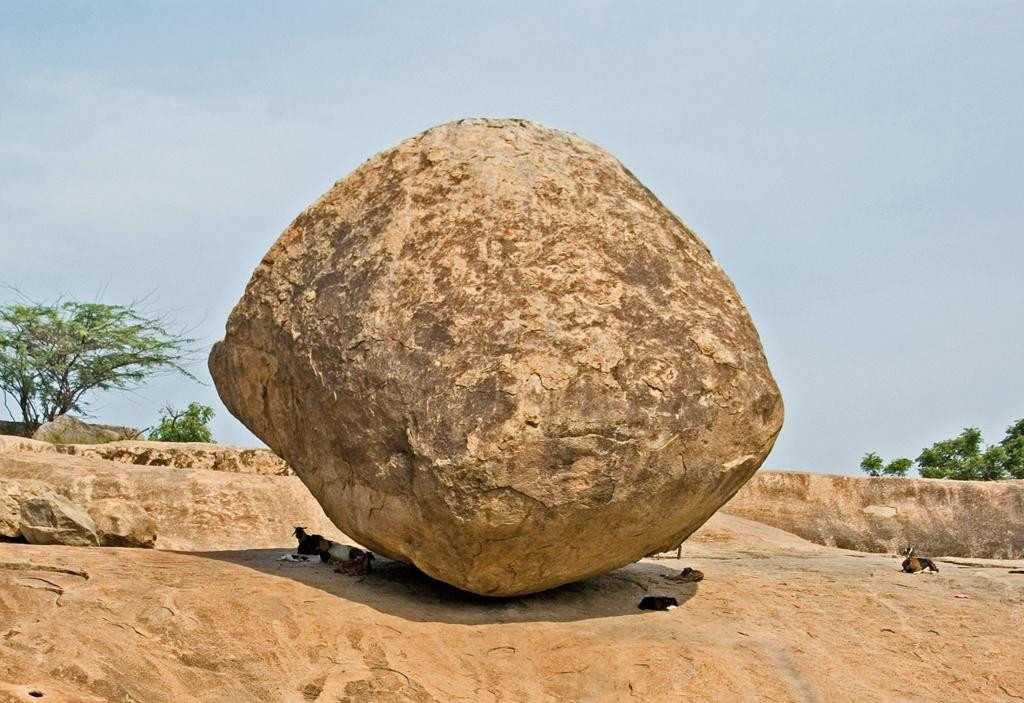 Tảng đá kì lạ bất chấp các lực hút mạnh từ Trái Đất này cao khoảng 6 mét và có đường kính 5 mét, nặng khoảng hơn 250 tấn. Điều kỳ lạ của tảng đá bí ẩn này là nó nằm nghiêng một góc 45 độ trên đồi cao mà không hề bị lăn xuống đất. Ảnh: Biketravelsite. Tảng đá kì lạ bất chấp các lực hút mạnh từ Trái Đất này cao khoảng 6 mét và có đường kính 5 mét, nặng khoảng hơn 250 tấn. Điều kỳ lạ của tảng đá bí ẩn này là nó nằm nghiêng một góc 45 độ trên đồi cao mà không hề bị lăn xuống đất. Ảnh: Biketravelsite.