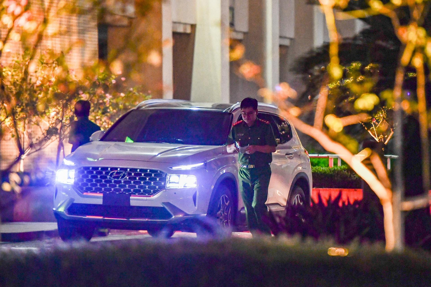 Bắt giữ ông Nguyễn Quang Tuấn ảnh 2 18h22, chiếc Santa Fe không lắp biển kiểm soát dừng trước sảnh tòa Việt - Nhật. Hai cán bộ công an di chuyển nhanh vào trong khu vực tòa nhà.