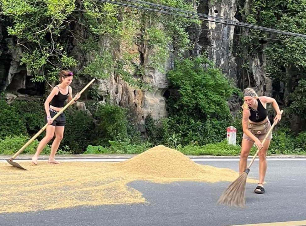 Qua hình ảnh chia sẻ cho thấy nhóm khách rất vui vẻ giúp người dân. Ảnh cắt clip. Qua hình ảnh chia sẻ cho thấy nhóm khách rất vui vẻ giúp người dân. Ảnh cắt clip.