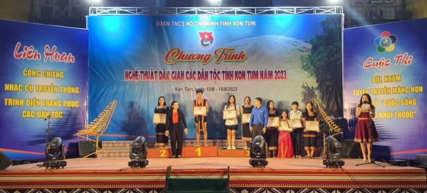 Tỉnh Đoàn Kon Tum trao giải cho các đoàn tham dự tại Ngày hội. Ảnh: Khoa Chương - TTXVN