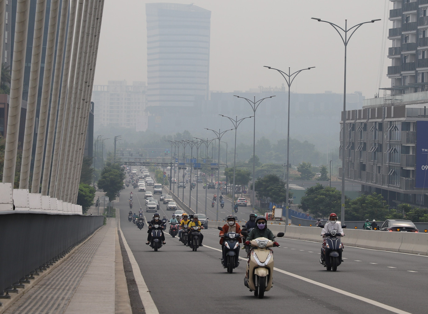 Đến 14h chiều nay, TP.HCM vẫn mờ mịt trong lớp mù trắng đục.