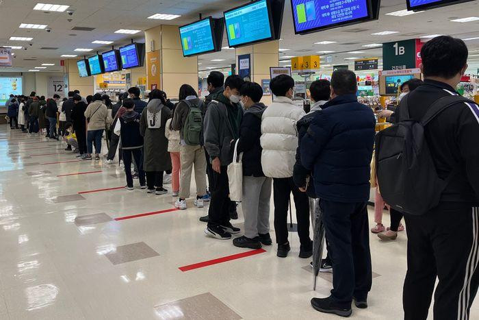 Khách hàng xếp hàng chờ mua bánh ngọt Pokemon. Ảnh: The Wall Street Journal Khách hàng xếp hàng chờ mua bánh ngọt Pokemon. Ảnh: The Wall Street Journal