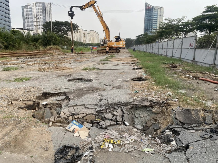 Phía bên trong vẫn đang được thi công.