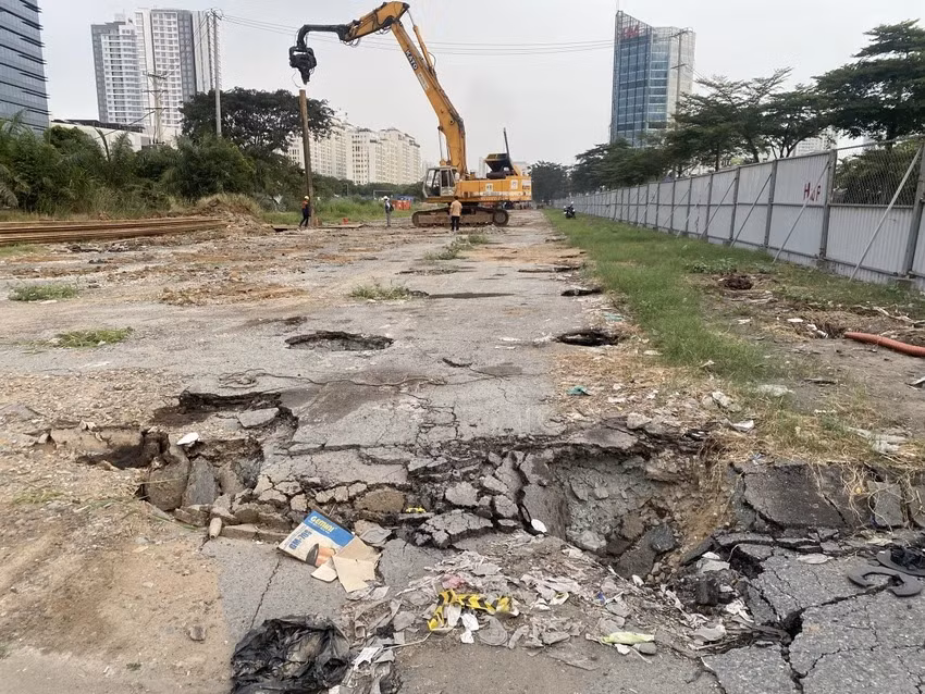 Phía bên trong vẫn đang được thi công.
