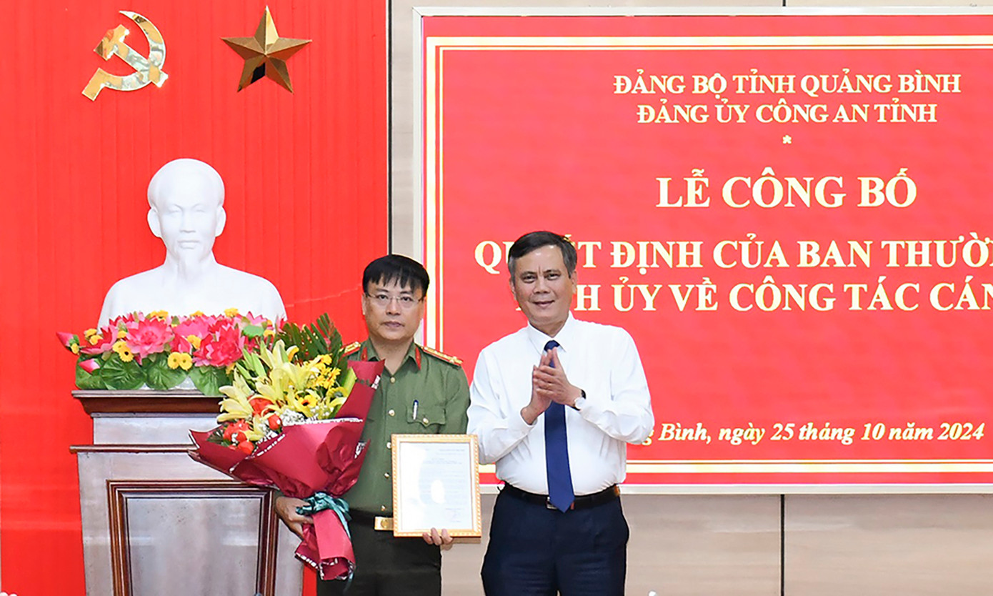 Đồng chí Chủ tịch UBND tỉnh Trần Thắng trao quyết định cho đồng chí đại tá Nguyễn Thanh Liêm, Giám đốc Công an tỉnh. Đồng chí Chủ tịch UBND tỉnh Trần Thắng trao quyết định cho đồng chí đại tá Nguyễn Thanh Liêm, Giám đốc Công an tỉnh.