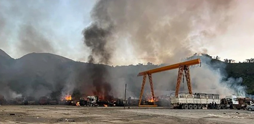 Hiện trường vụ xe chở hàng Trung Quốc bị thiêu ruị hôm 23/11 tại biên giới Myanmar. Ảnh: GLOBAL NEW LIGHT OF MYANMAR Hiện trường vụ xe chở hàng Trung Quốc bị thiêu ruị hôm 23/11 tại biên giới Myanmar. Ảnh: GLOBAL NEW LIGHT OF MYANMAR