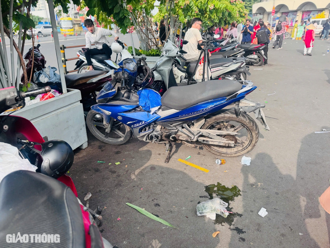 Xe cộ của người dân đến chụp ảnh cũng được dựng la liệt xung quanh khu vực trước cổng chợ Bến Thành.