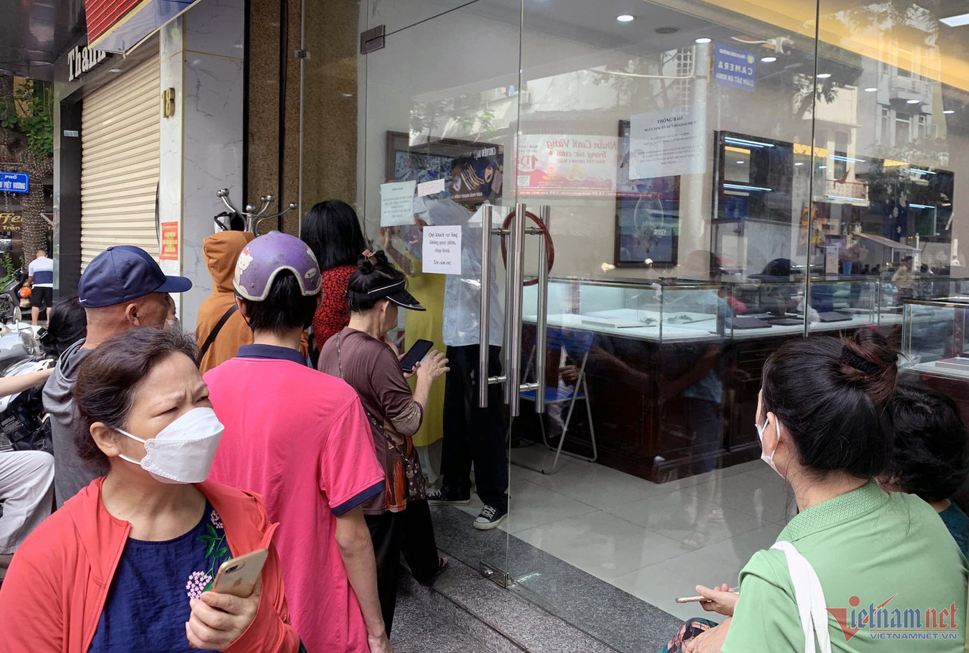 Một số khách vẫn đến xếp hàng chờ lấy số nhưng được khuyên nên đăng ký online. Ảnh: Tiến Anh. Một số khách vẫn đến xếp hàng chờ lấy số nhưng được khuyên nên đăng ký online. Ảnh: Tiến Anh.