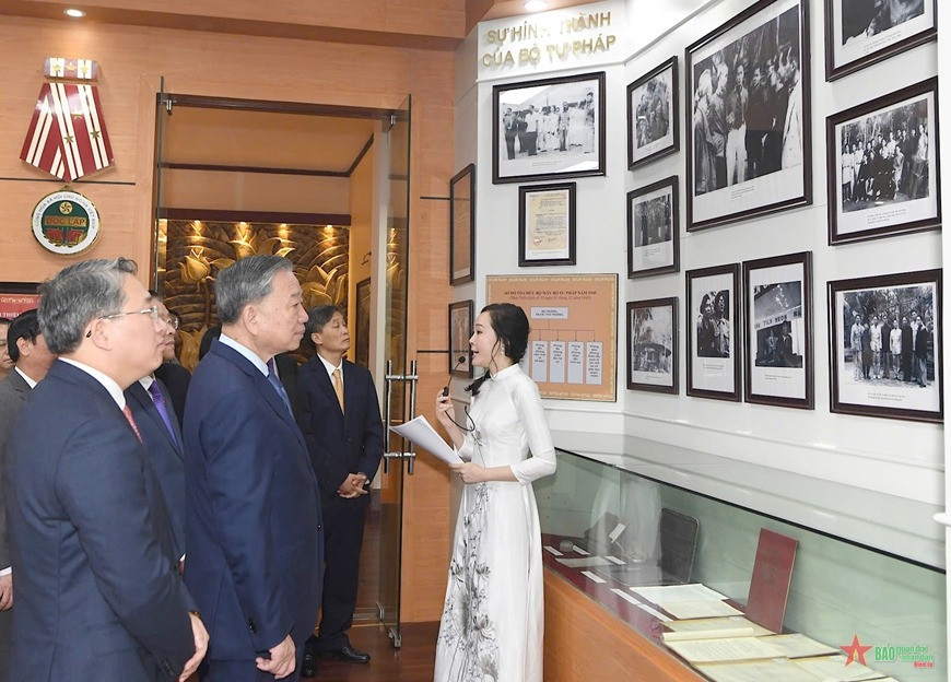 Tổng Bí thư Tô Lâm thăm phòng truyền thống tại Bộ Tư pháp.