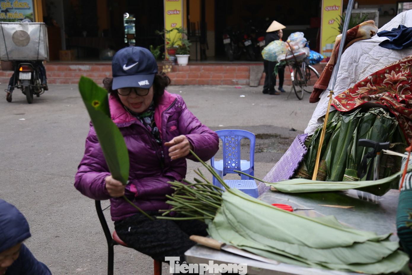 Vừa nhanh tay nhặt lá, bó lá, bà Mùi cho biết để phục vụ cho những &quot;thượng đế&quot; bà chỉ bán những chiếc lá đẹp nhất và sẵn sàng loại bỏ hết lá nhỏ, lá xấu, lá héo úa.