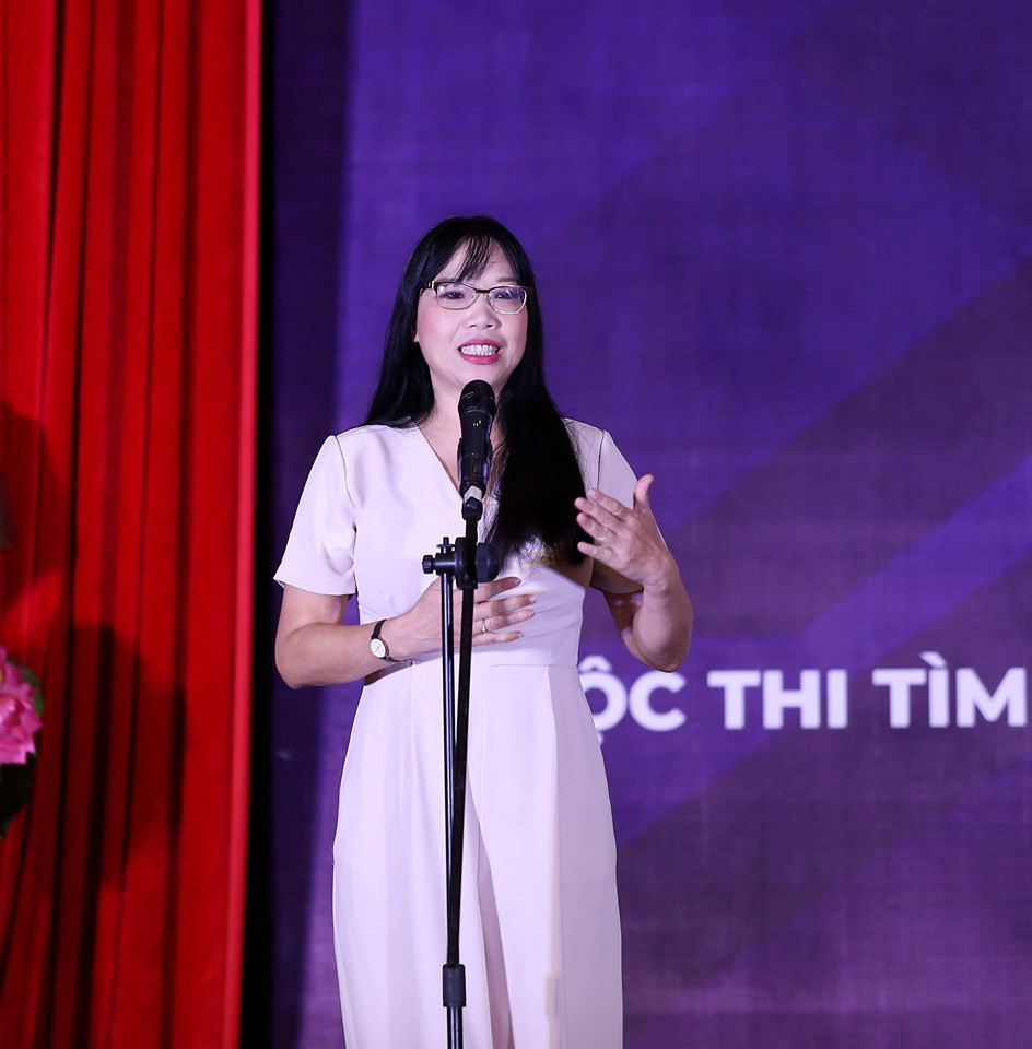 Giảng viên Luật tỏa sáng trong đêm thi tài năng tiếng Anh ảnh 1