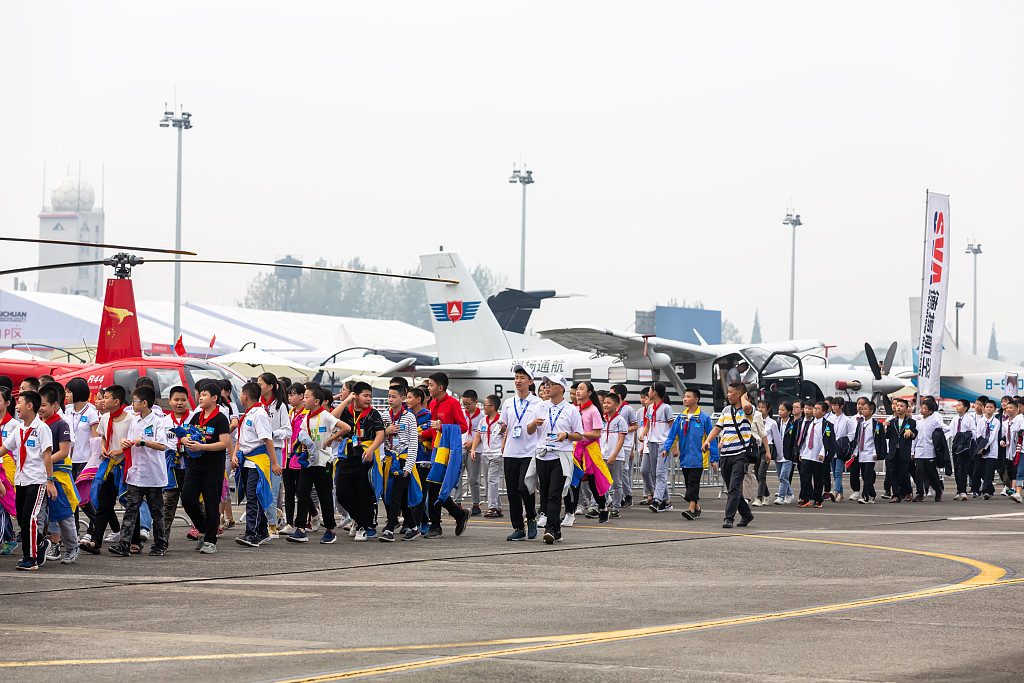 Các đội bay biểu diễn nổi tiếng thế giới xuất hiện trên bầu trời Tứ Xuyên ảnh 9