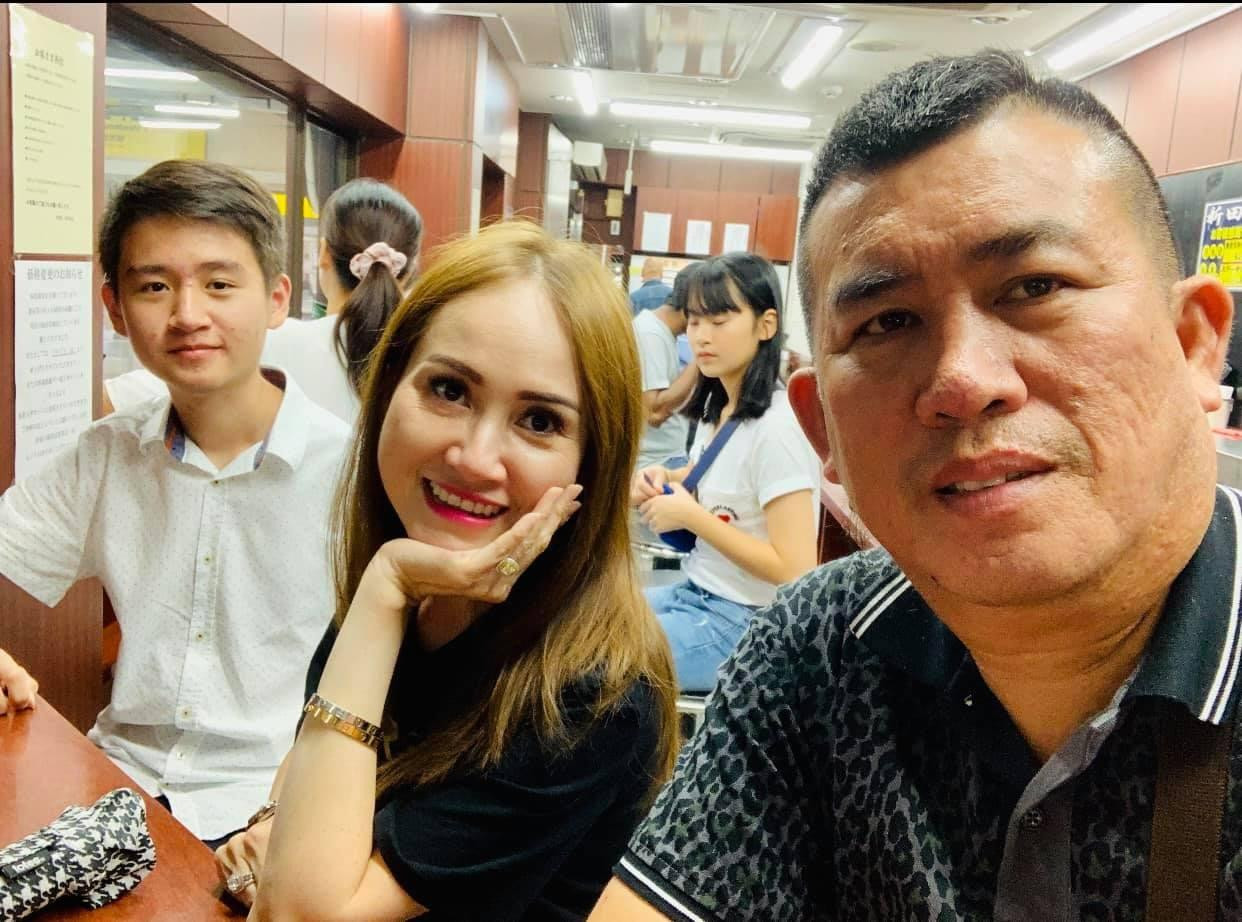 Vợ chồng Nhật Cường và con trai Nhật Thịnh. Cậu vừa vào đại học, có thành tích học xuất sắc.