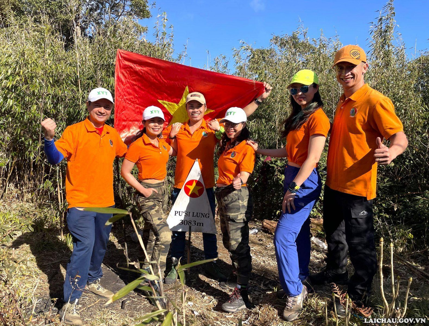 Du khách chụp ảnh trên đỉnh Pu Si Lung.