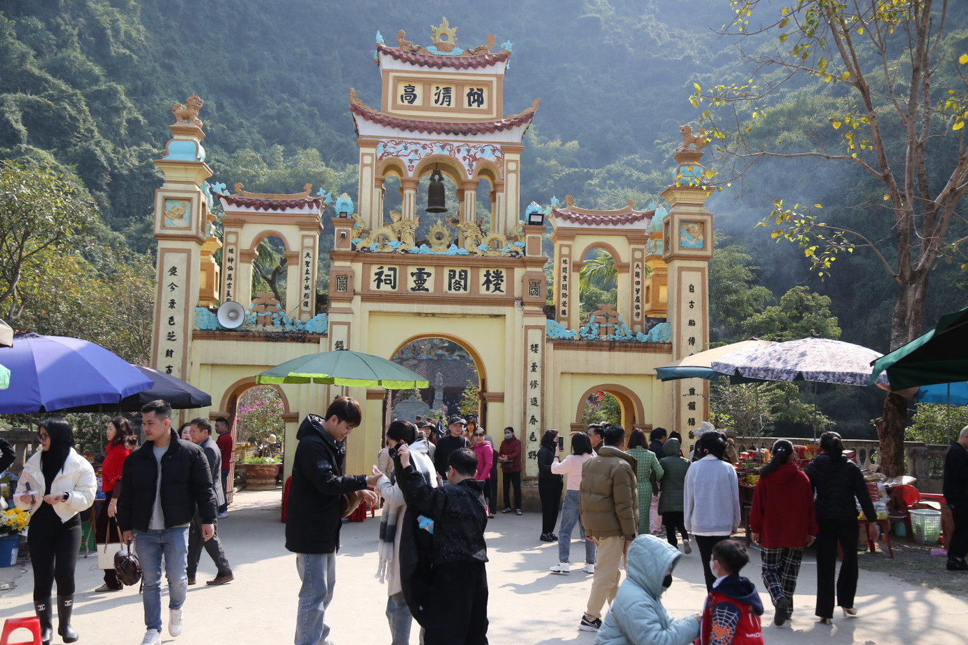 Thi hài bà trôi dạt vào Vực Vông, nhân dân vớt lên làm lễ an táng. Dân trong vùng đưa tang bà với lòng thương cảm, nhớ ơn bà và chồng đã xoá bỏ hủ tục, cứu sống bao người. Họ xây ngôi đền thờ bà ngay nơi đó, nay gọi là đền Vực. Ngôi đền được tu sửa thờ cúng uy nghi, có tiếng là linh thiêng, được nhân dân thập phương đến lễ bái đông đúc.