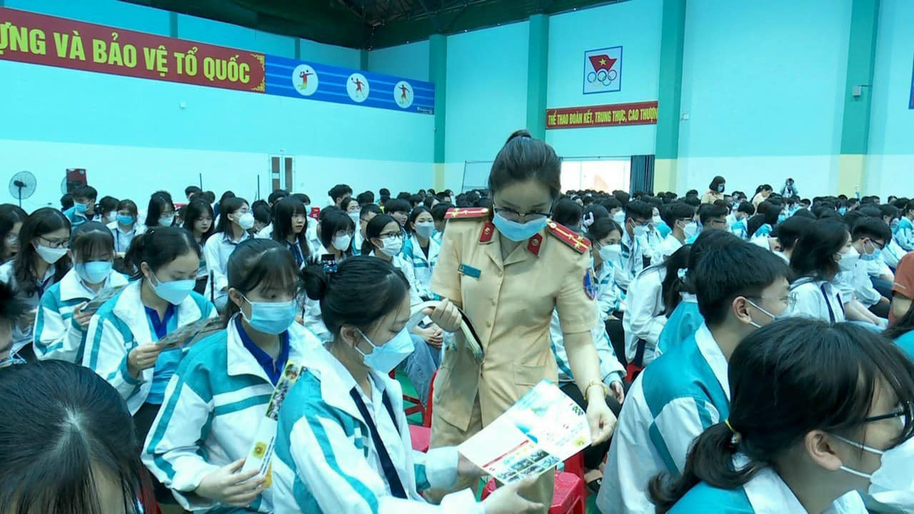 Một buổi tuyên truyền của công an tỉnh Ninh Bình tại trường THPT Lương Văn Tụy. Ảnh: Fanpage Hội Phụ nữ Công an Ninh Bình Một buổi tuyên truyền của công an tỉnh Ninh Bình tại trường THPT Lương Văn Tụy. Ảnh: Fanpage Hội Phụ nữ Công an Ninh Bình